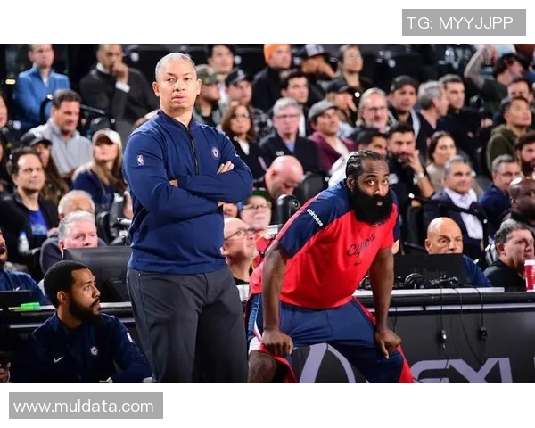 快船与尼克斯全场激战回顾球迷热情高涨精彩瞬间不容错过